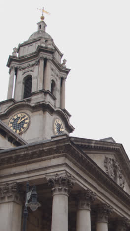 Vertikales-Video-Der-Außenseite-Der-St.-Georges-Kirche-Am-Hanover-Square,-Mayfair,-London,-Großbritannien